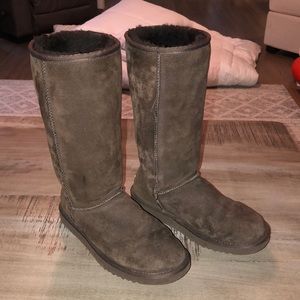 Classic Chocolate UGG Boot- Size 8